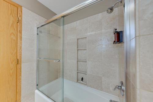 La salle de bains est pourvue d'une douche avec une porte en verre. dans l'établissement Central West End Condo Less Than 1 Mi to Forest Park!, à Tower Grove