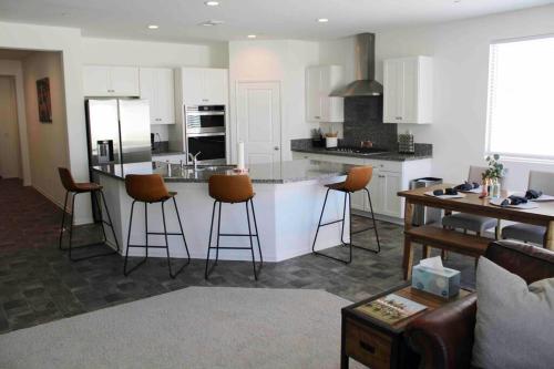 Dapur atau dapur kecil di Modern Desert Oasis