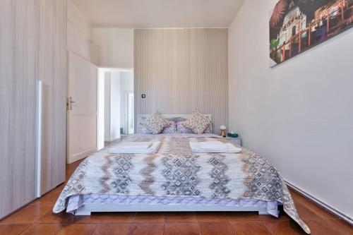 Venice Vacation Apartment Two Bedrooms في مارغيرا: غرفة نوم بسرير كبير في غرفة