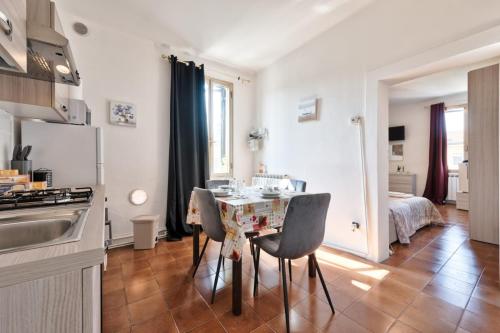 una cucina e una sala da pranzo con tavolo e sedie di Venice Vacation Apartment Two Bedrooms a Marghera