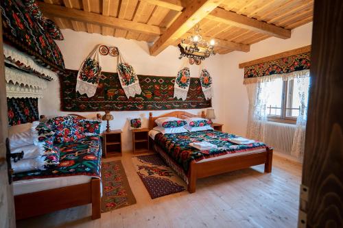 een slaapkamer met een bed en een bank in een kamer bij Casa Veche Breb in Breb
