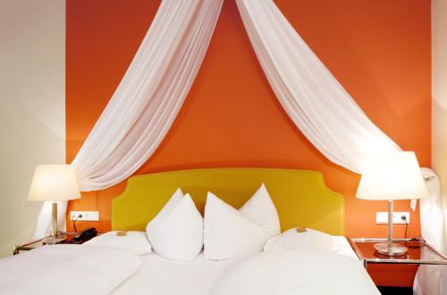 Ένα ή περισσότερα κρεβάτια σε δωμάτιο στο Ringhotel Loew's Merkur