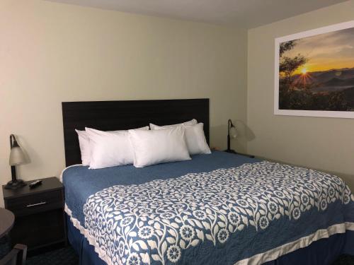 um quarto com uma cama com um edredão azul e branco em Elevation Lodge em South Lake Tahoe