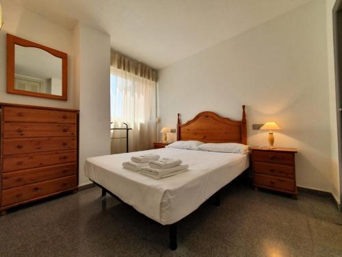 - une chambre avec un lit, 2 commodes et un miroir dans l'établissement apartamento con vistas al mar a pocos metros de la playa, à Valence