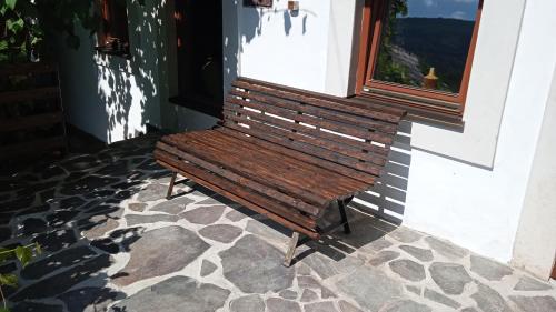 にあるVidiecky domček na samoteの木製のベンチ