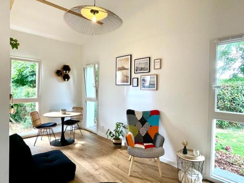 - un salon avec une table et des chaises dans l'établissement HARITZAGA chambre d'hôte avec terrasse, à Biarritz