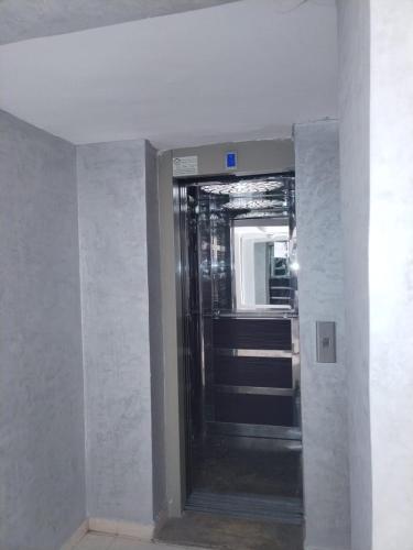 een lift in een gebouw met een glazen deur bij Manar appart in Marrakesh