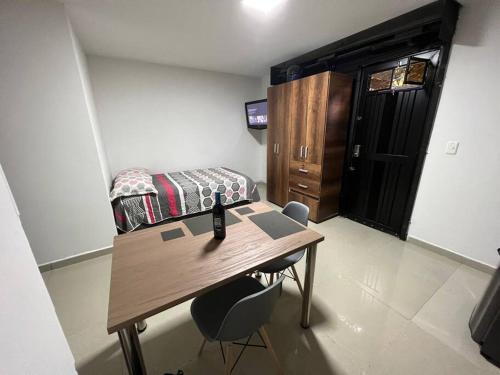 Postel nebo postele na pokoji v ubytování Apartaestudio entero cerca estacion metro Itagui