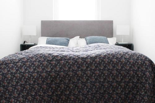 um quarto com uma cama grande com um cobertor e almofadas em Beautiful apartment in Bad Soden em Bad Soden am Taunus