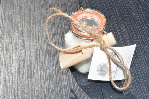 un bocal de maçon avec corde et une étiquette sur une table dans l'établissement L'olivier, à La Barre-de-Monts