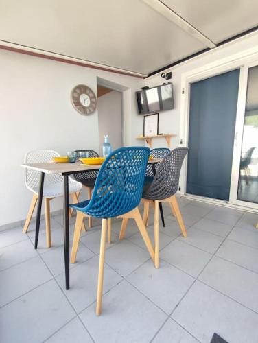 une salle à manger avec une table et des chaises dans l'établissement L'olivier, à La Barre-de-Monts
