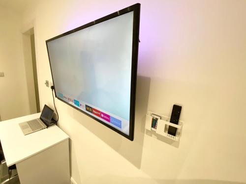 TV a/nebo společenská místnost v ubytování London Studio