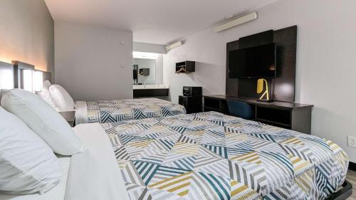 um quarto de hotel com duas camas e uma televisão de ecrã plano em Motel 6-Nashua, NH - South em Nashua