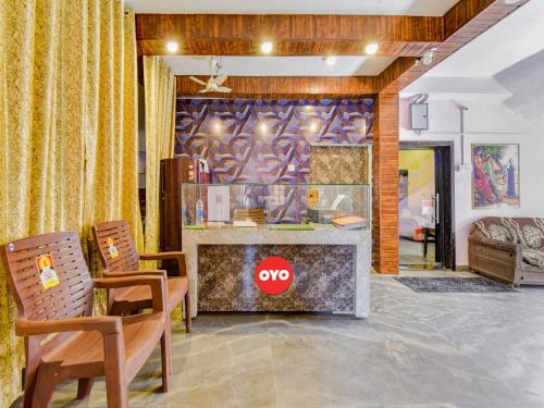 un vestíbulo con sillas y un mostrador con un cartel de aoops en él en Super OYO Flagship Hotel R.m Havel en Kota