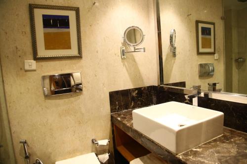 Koupelna v ubytování The Place Gurugram, a member of Radisson Individuals