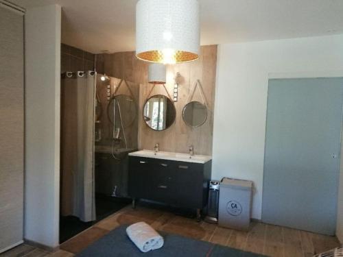 une salle de bain avec un lavabo et un miroir dans l'établissement Villa-piscine privative en Haute Provence, à Oraison