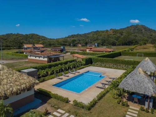 einen Luftblick auf ein Resort mit einem Pool in der Unterkunft Casa Abby Tamarindo in Villarreal