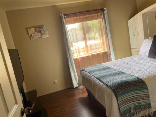 1 dormitorio con cama y ventana en All season vacation home!, en Cottonwood