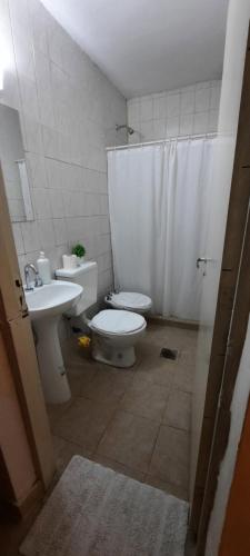 een badkamer met een toilet en een wastafel bij Umbrella 2 in La Rioja