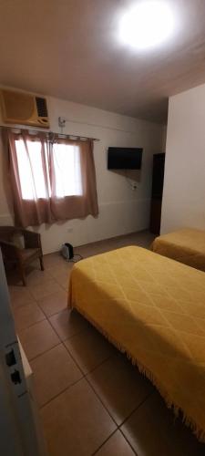 een hotelkamer met 2 bedden en een televisie bij Umbrella 2 in La Rioja