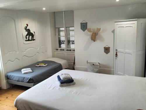 A bed or beds in a room at La maison des remparts
