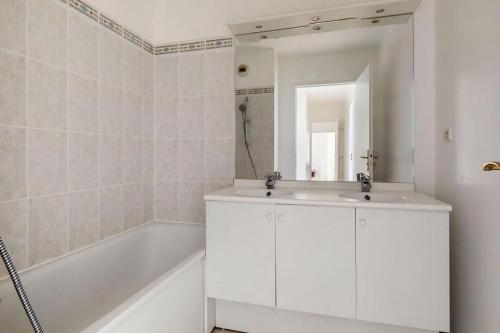 Ένα μπάνιο στο Grand appartement en face du RER A, Parking, Paris 20 mn, Disneyland 40 mn
