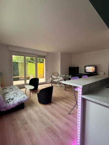 un salon avec une table, des chaises et un canapé dans l'établissement Grand appartement en face du RER A, Parking, Paris 20 mn, Disneyland 40 mn, à Fontenay-sous-Bois