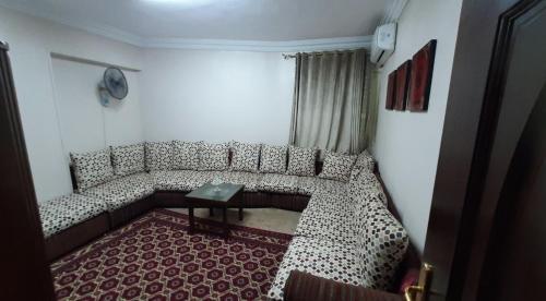 een woonkamer met een bank en een tafel bij العشرين فيصل الجيزة in Caïro