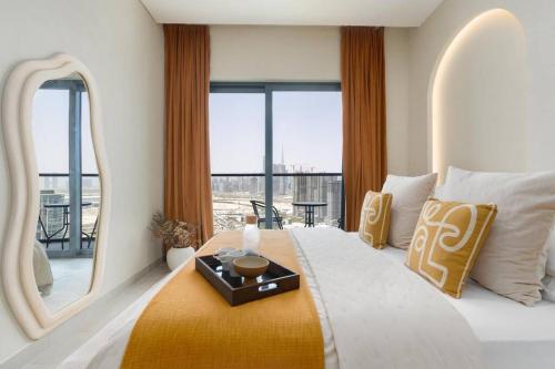 - une chambre avec un grand lit et une grande fenêtre dans l'établissement NEW! Pool, Gym, Sauna, 10min from Burj Khalifa, à Dubaï