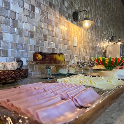 un ripiano con sopra un mucchio di cibo di Pousada Califórnia Capitólio a Capitólio