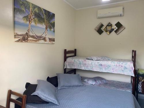 sypialnia z 2 łóżkami piętrowymi i łóżkiem w obiekcie Pousada Camping e Pesca Bom Abrigo w mieście Cananéia