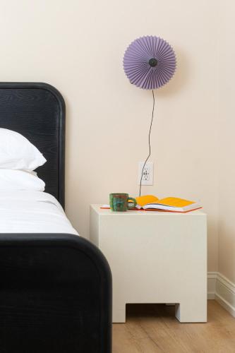 Postel nebo postele na pokoji v ubytování YOWIE Hotel