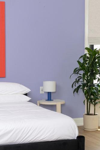 Postel nebo postele na pokoji v ubytování YOWIE Hotel
