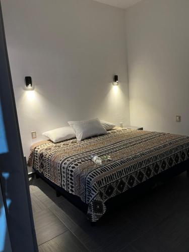 Huajuapan de León的住宿－Hotel Real mixteca，一张位于房间的床,上面有两个枕头