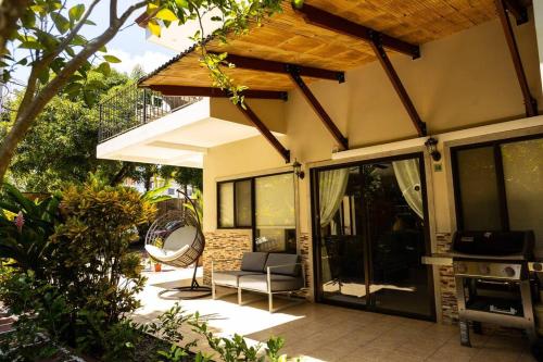 ケポスにあるCondo Pacificoの家のパティオ(椅子、テーブル付)