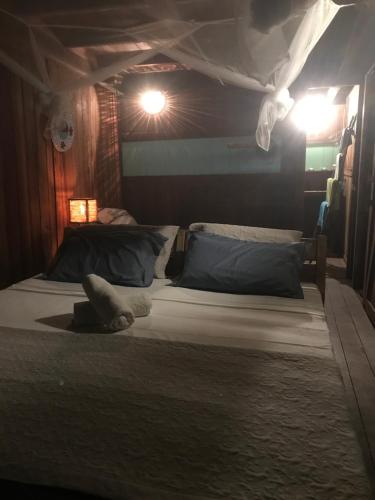 a bedroom with two twin beds with blue pillows at Casa tartaruga in Castelhanos