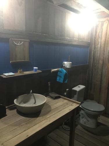La salle de bains est pourvue d'un lavabo et de toilettes. dans l'établissement Casa tartaruga, à Castelhanos