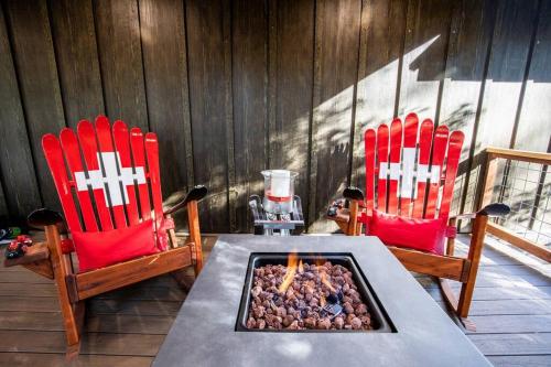 un tavolo e due sedie con un fuoco al centro di Ski Chalet A cozy little cabin in the woods near Lake Wenatchee a Leavenworth
