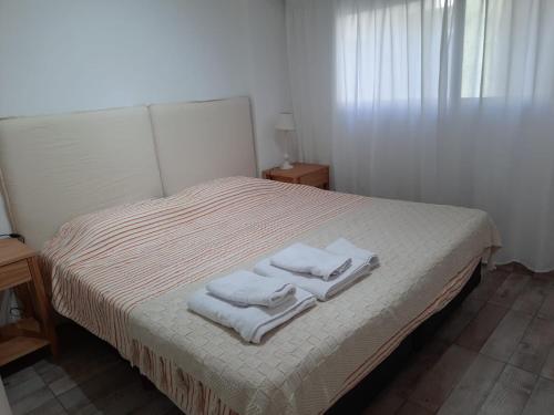 1 dormitorio con 1 cama con toallas en Departamentito en Recoleta en Buenos Aires