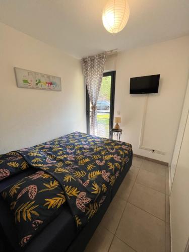 une chambre avec un lit et une télévision à écran plat dans l'établissement Vacances agréables..., à Bastia