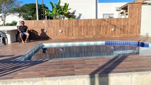 בריכת השחייה שנמצאת ב-Casa de Praia do Marcinho או באזור
