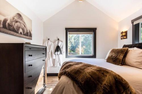 Кровать или кровати в номере Bear Den a Cozy 1 Bedroom tiny Cabin near Lake Wenatchee