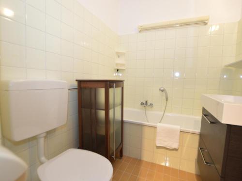 uma casa de banho com um WC, um lavatório e uma banheira em Sonnleiten 1 em Hinterthal