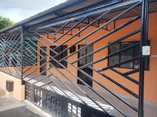 einer Metallkonstruktion an der Seite eines Gebäudes in der Unterkunft Hotel Romadar in Puerto López