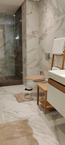 Un baño con ducha, lavabo e inodoro. en Appart CFC luxueux (Aeria Park), en Casablanca