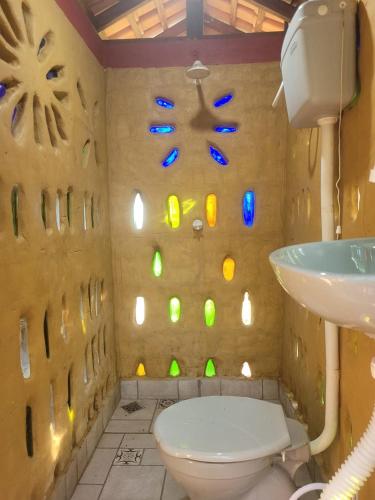 łazienka z toaletą i umywalką w obiekcie Hospedagem Casinha do Solar w mieście Soure