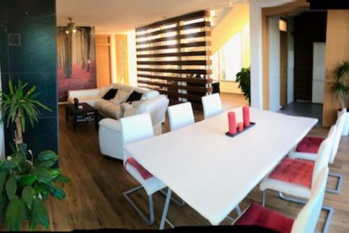 a living room with a white table and chairs at Modern Zen Bali in Puerto Real