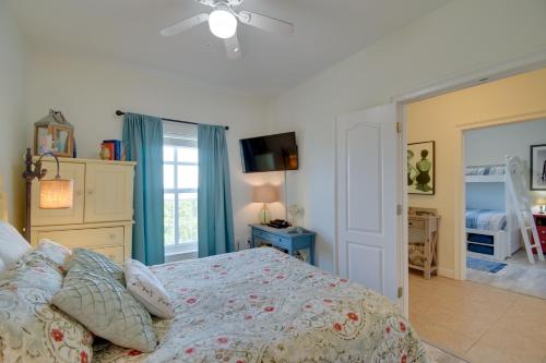 Ένα ή περισσότερα κρεβάτια σε δωμάτιο στο Beachfront Gulf Shores Family Escape Pool Access