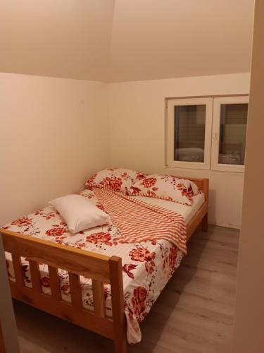 1 dormitorio pequeño con 1 cama y 2 ventanas en Nika, en Bilice