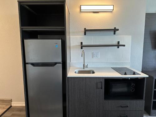 uma cozinha com um frigorífico e um lavatório em Motel 6 Groves, Tx em Groves